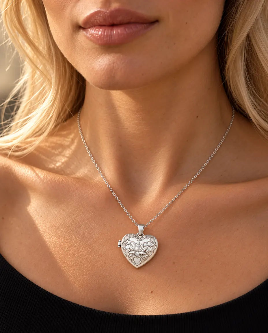 Femme en haut en maille noire portant le collier médaillon photo cœur fleur de lotus argenté