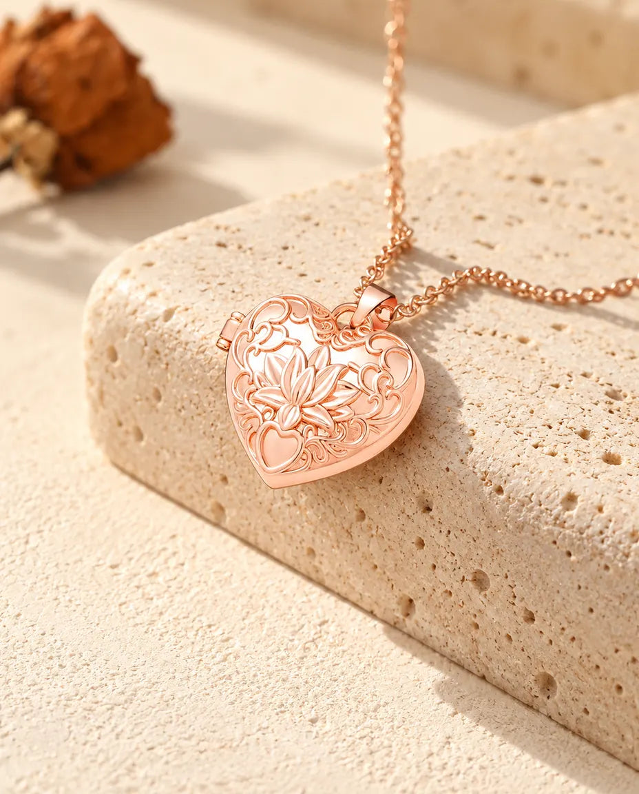 Collier médaillon photo cœur fleur de lotus couleur or rose sur travertin au soleil chaud