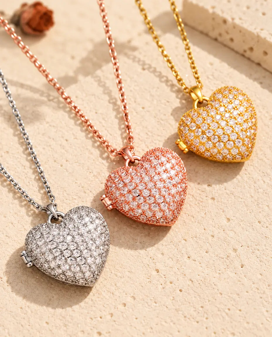 Médaillon photo cœur pavé argenté, or rose et doré en diagonale sur du plâtre