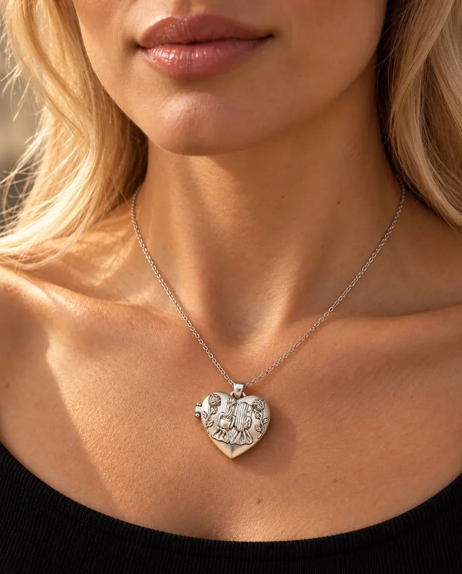 Femme en haut en maille noire portant le collier médaillon photo cœur sœurs argenté