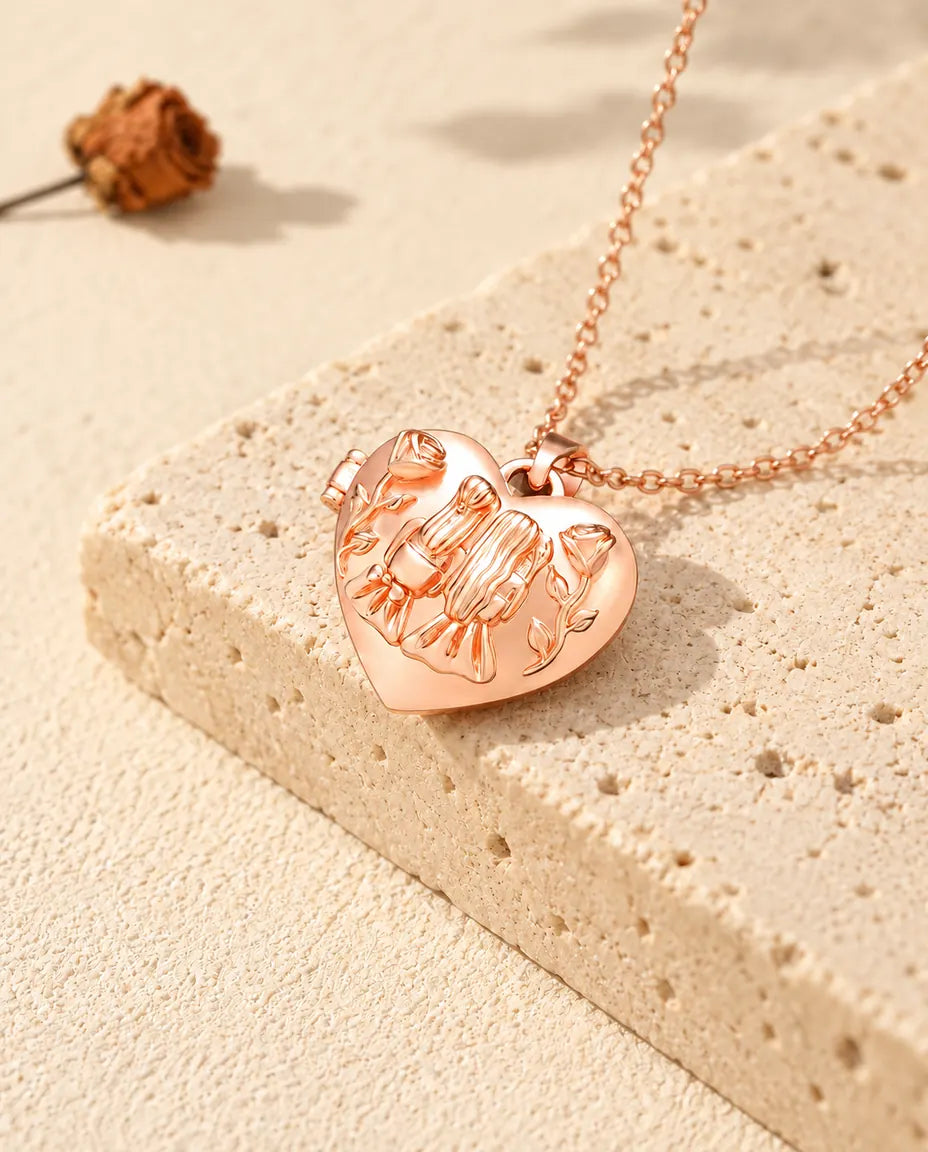 Collier médaillon photo cœur sœurs couleur or rose sur travertin au soleil chaud