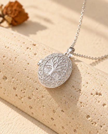 Collier médaillon photo ovale personnalisé arbre de vie argenté à bordure de nœuds celtiques posé sur un bloc de travertin