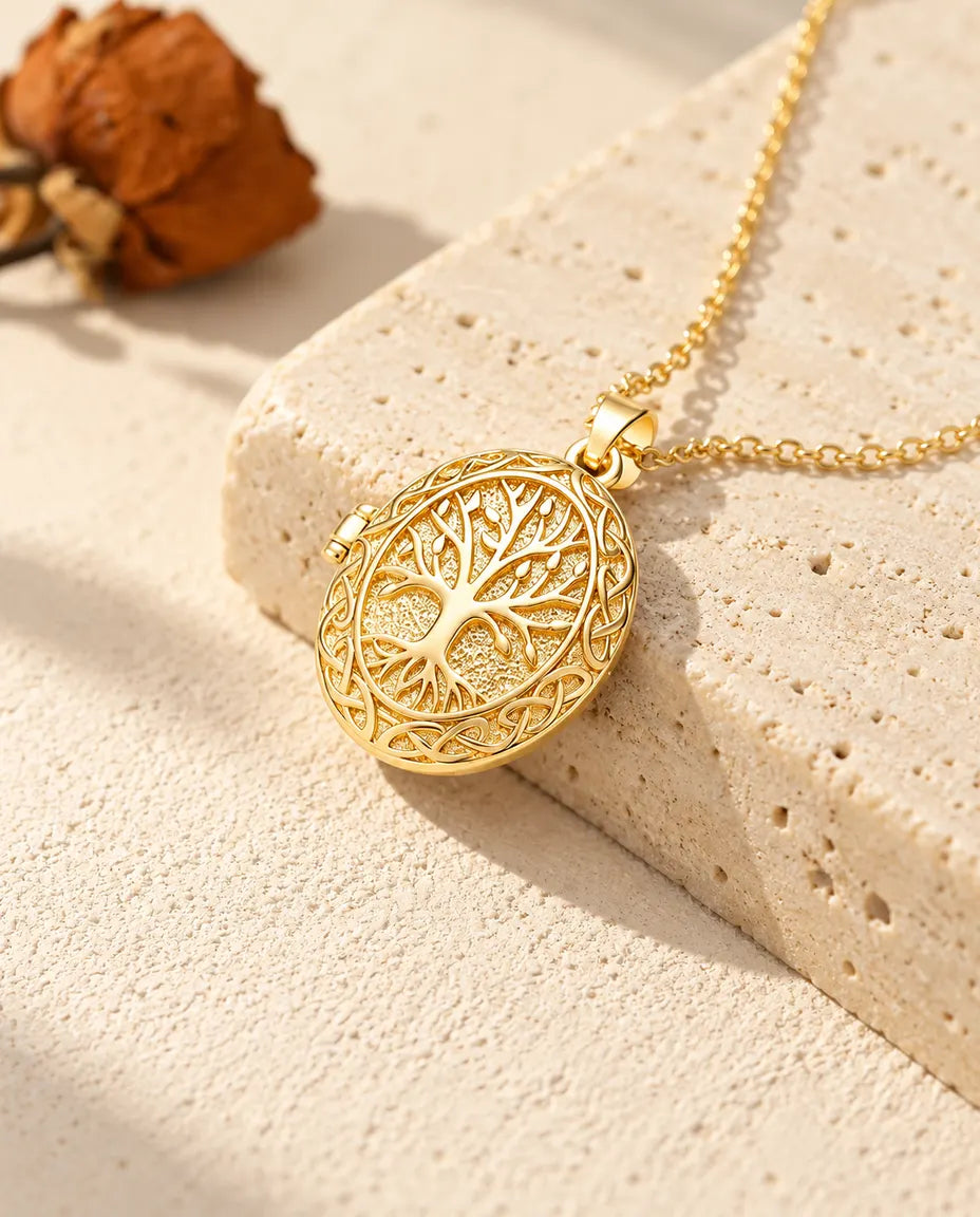 Collier médaillon ovale arbre de vie doré posé sur le bord d'un bloc de travertin