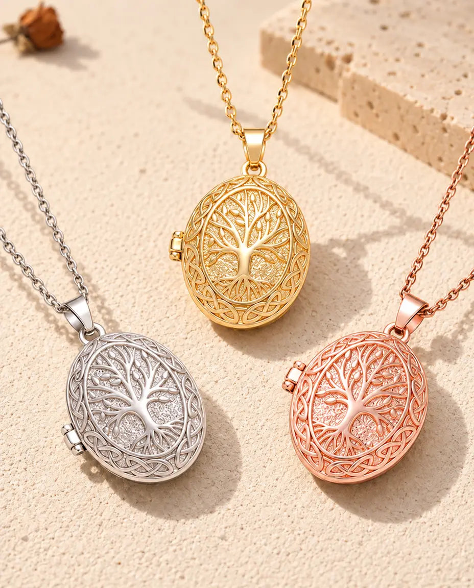 Le collier médaillon photo arbre de vie dans ses trois couleurs disposé sur du plâtre