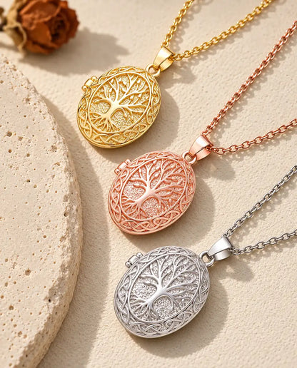 Médaillons arbre de vie doré, couleur or rose et argenté superposés près d'une dalle de travertin