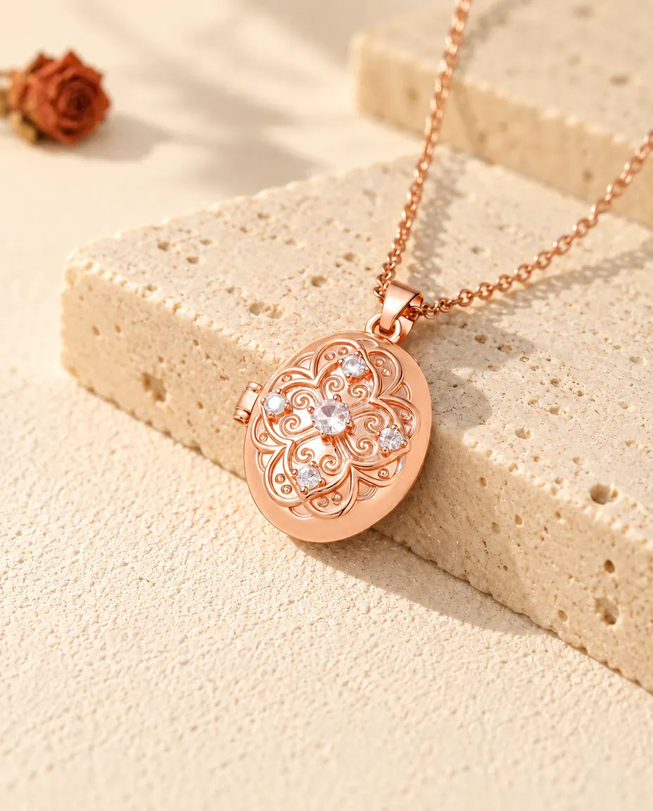 Médaillon photo ovale couleur or rose à fleur de zircons posé sur du travertin