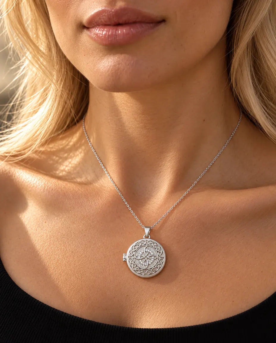 Femme en haut en maille noire portant le collier médaillon photo rond nœud celtique argenté