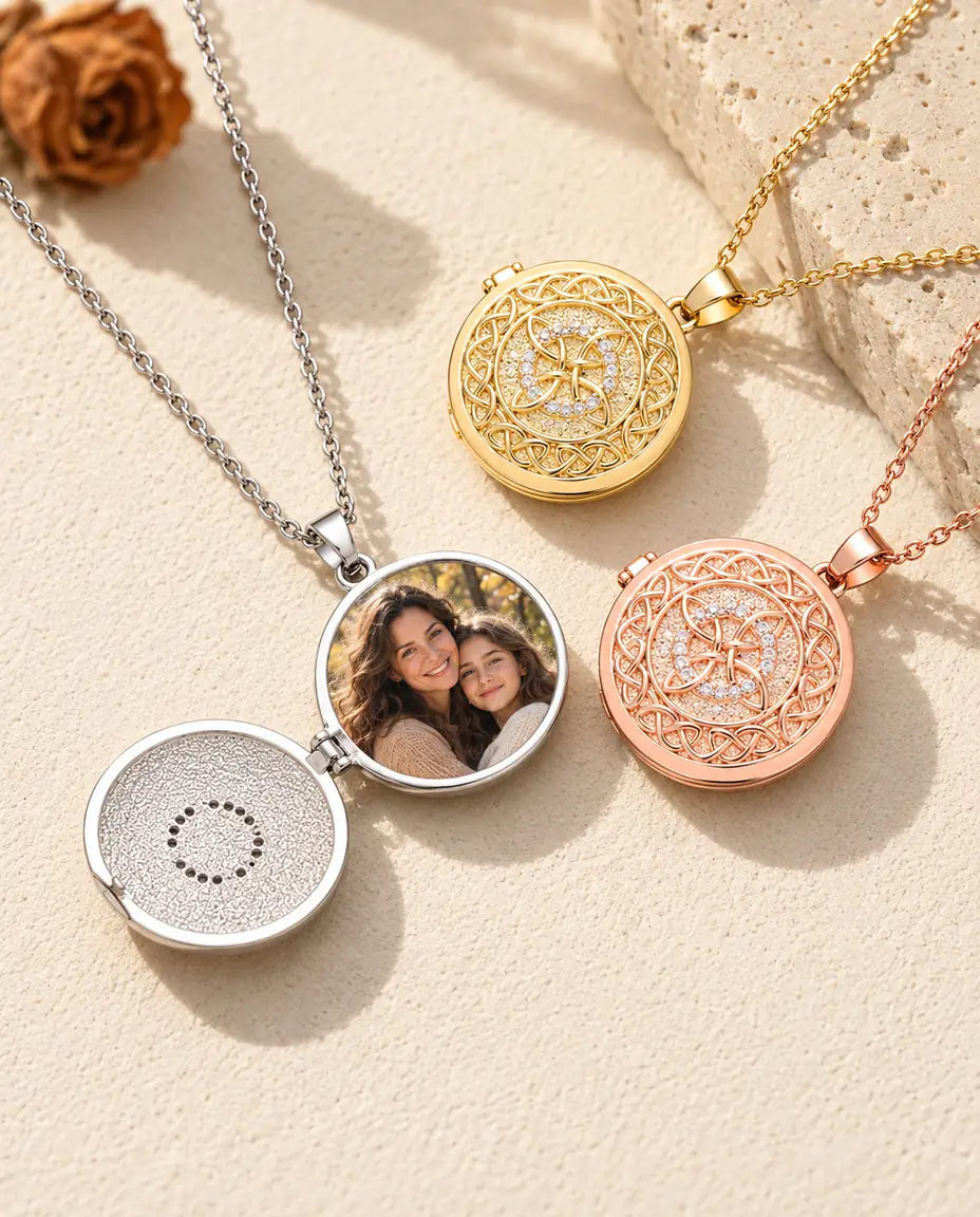 Médaillon argenté ouvert avec une photo mère et fille à l'intérieur, à côté des versions dorée et or rose