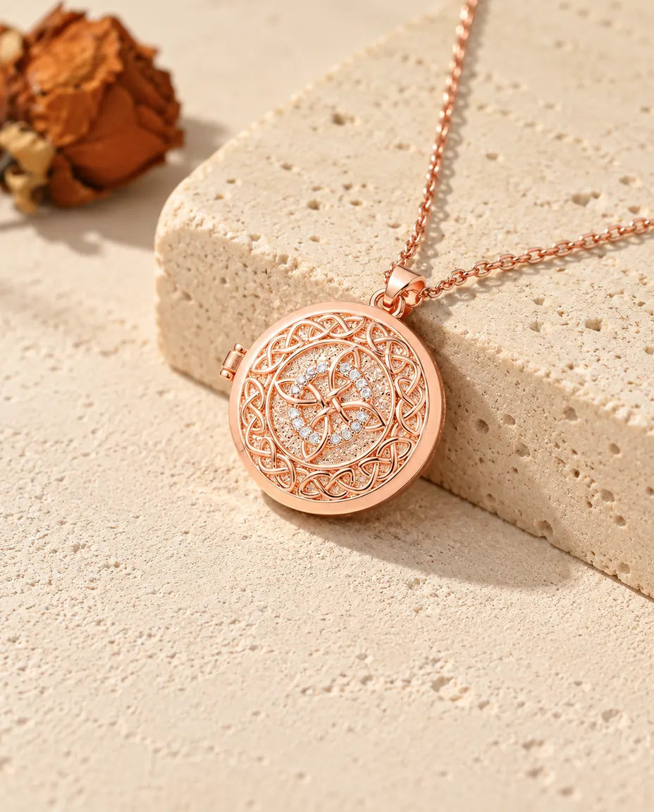 Collier médaillon photo rond nœud celtique couleur or rose sur travertin au soleil chaud