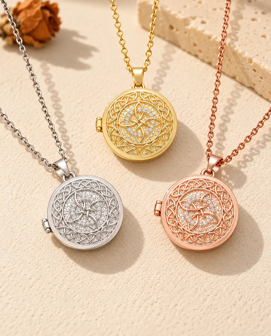 Les trois couleurs du collier médaillon photo rond nœud celtique disposées sur du plâtre