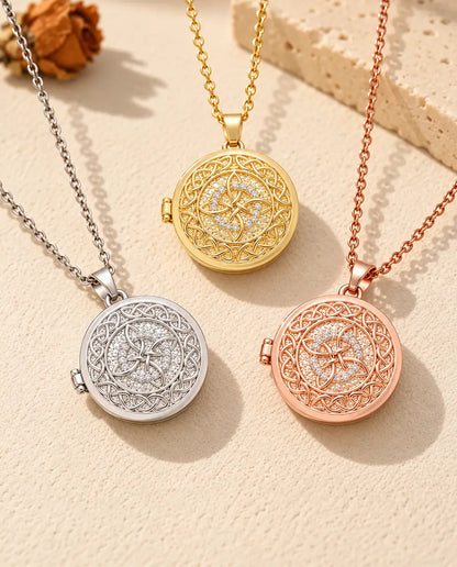 Les trois couleurs du collier médaillon photo rond nœud celtique disposées sur du plâtre