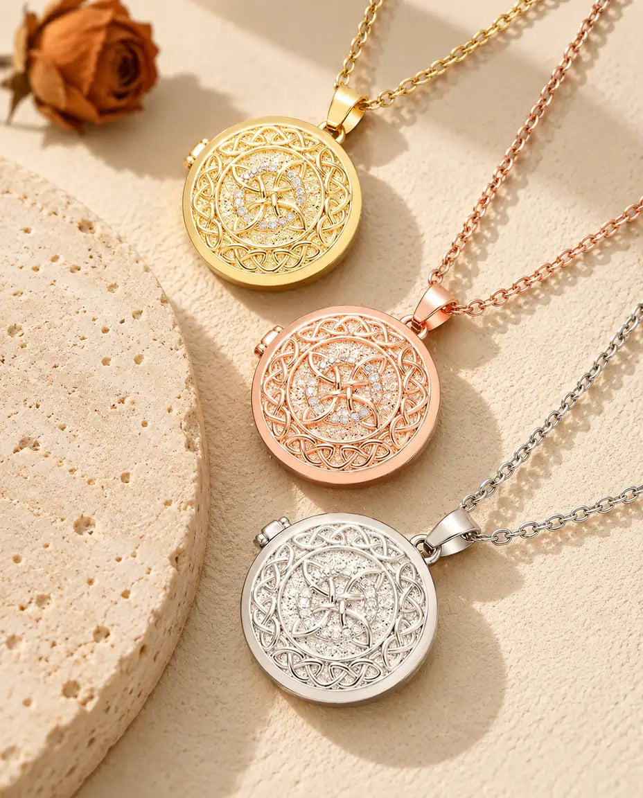 Médaillons nœud celtique dorés, couleur or rose et argentés empilés à côté d'une dalle de travertin