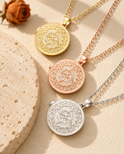 Médaillons nœud celtique dorés, couleur or rose et argentés empilés à côté d'une dalle de travertin