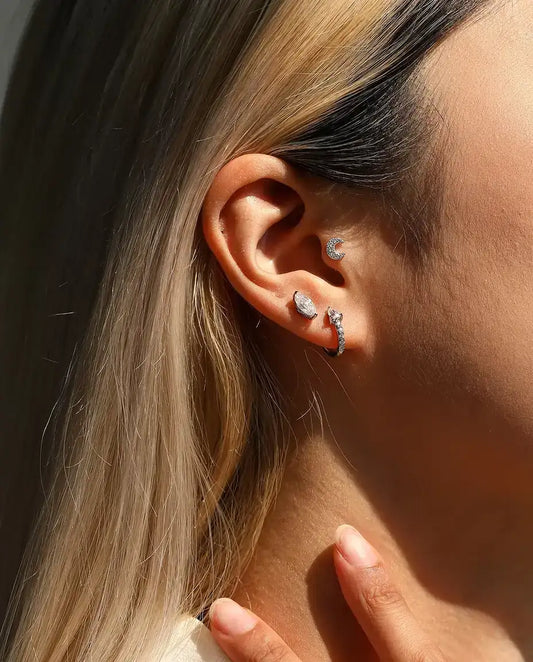 Mini Créoles Moissanite Poire en Argent 925 - portée à l’oreille, gros plan