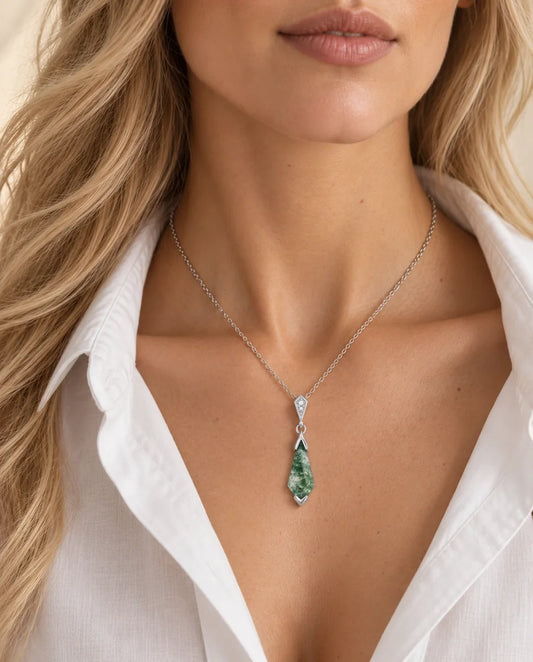 Parure Agate Mousse - portée par un mannequin