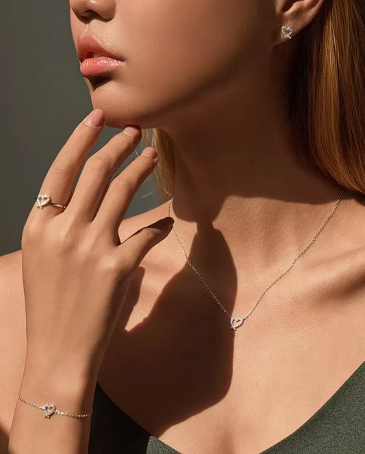 Mannequin portant la parure moissanite cœur complète : collier, bracelet, bague et puces d’oreilles