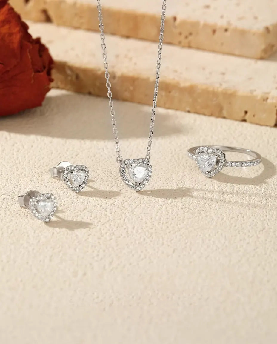 Parure Moissanite Cœur en Argent 925 - la parure complète sur pierre claire