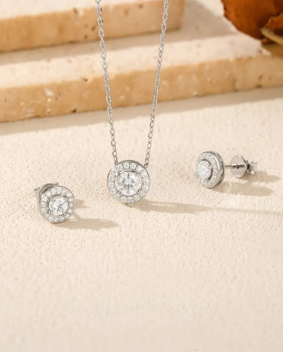Parure Moissanite Ronde Halo en Argent 925 - la parure complète sur pierre claire