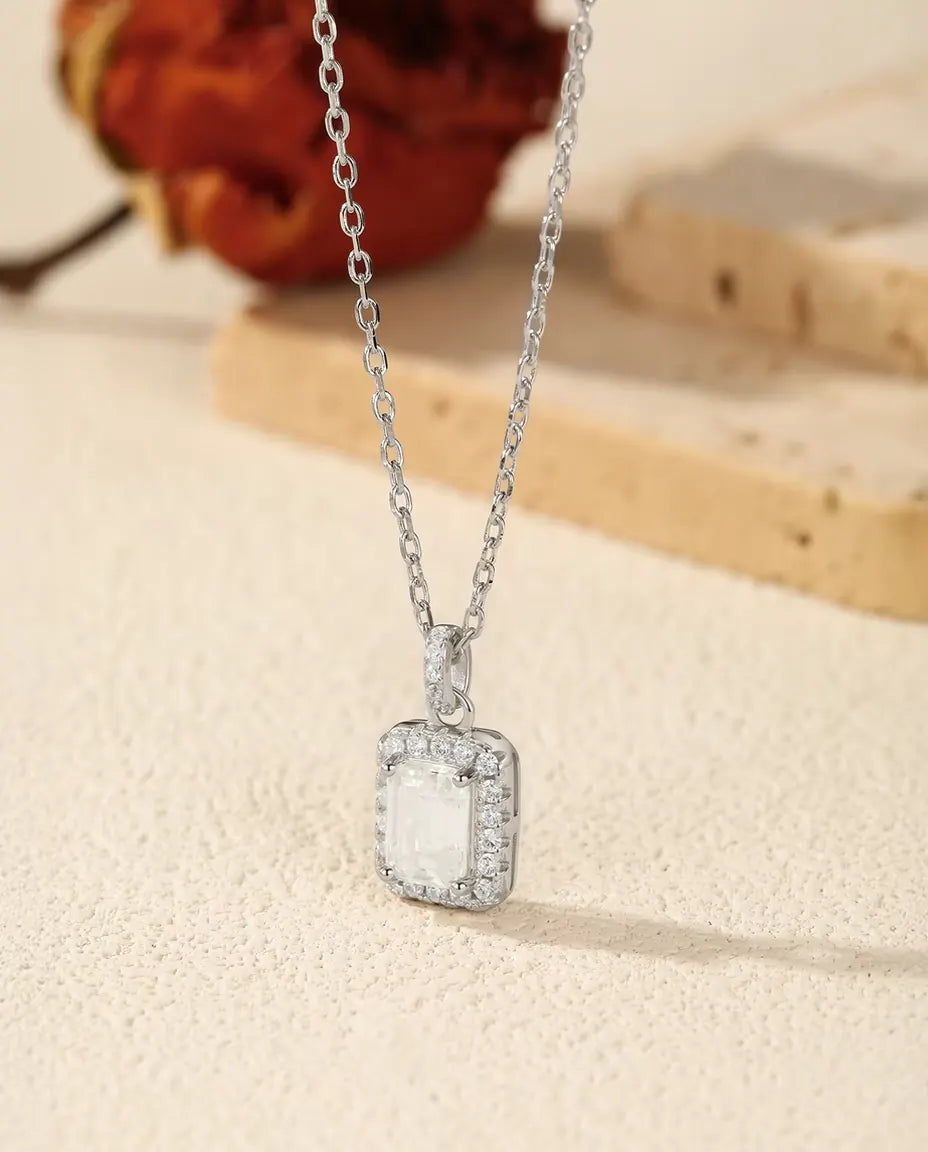Parure Moissanite Taille Émeraude en Argent 925 – Collier Pendentif Halo et Puces d’Oreilles, Pierres Centrales 1 ct et 0,8 ct, Bijoux de Mariée