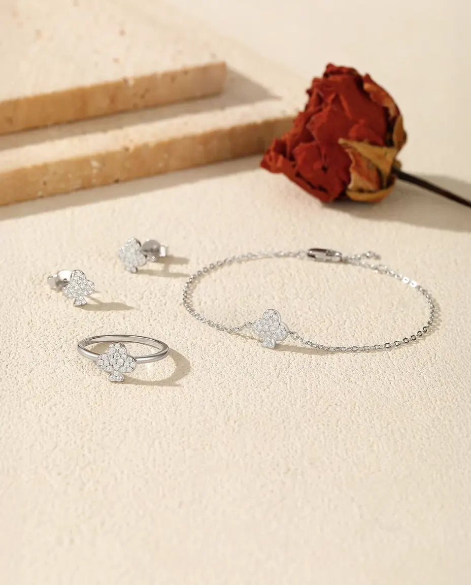 Parure Moissanite Trèfle en Argent 925 – Bracelet, Bague et Puces d’Oreilles Pavées au Motif Trèfle de Carte, Ensemble 3 Pièces pour Elle