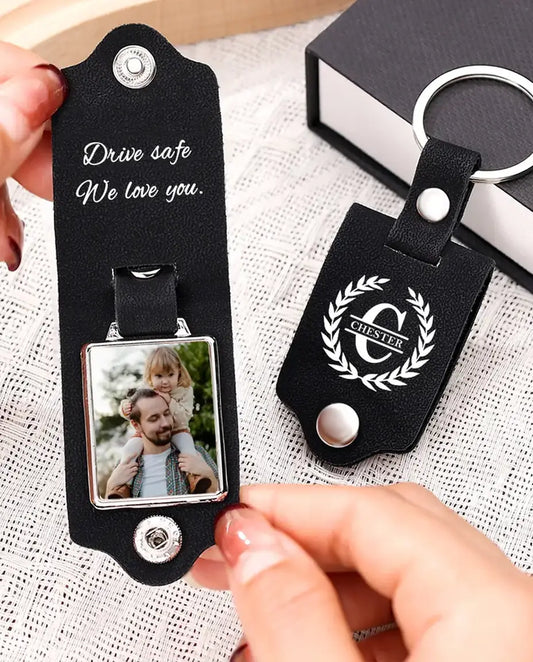Mains ouvrant le porte-clés en cuir noir sur la photo à l'intérieur