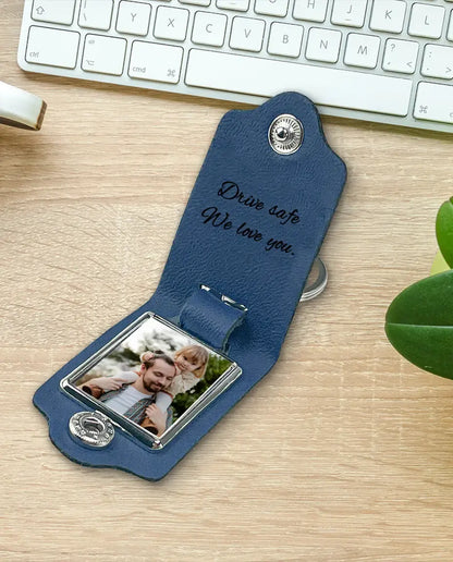 Porte-clés en similicuir bleu avec monogramme sur un bureau