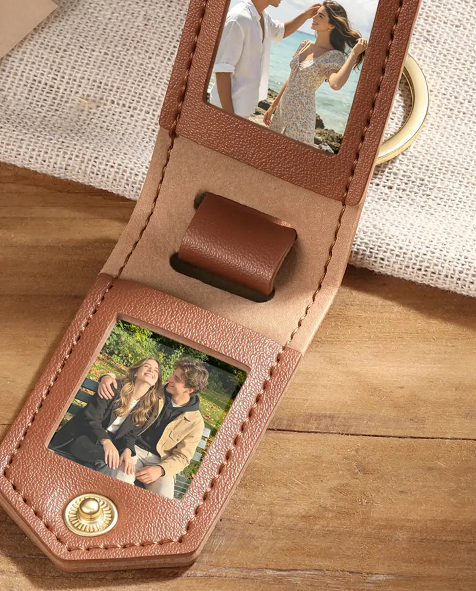 Gros plan du porte-clés en similicuir marron avec ses deux fenêtres photo et ses coutures