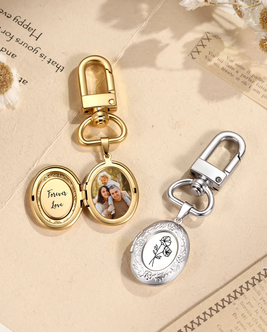 Porte-clés médaillon argenté et doré avec fleurs séchées