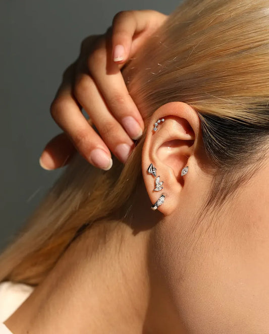 Puces d’Oreilles Grimpantes Moissanite en Argent 925 - portée à l’oreille, gros plan