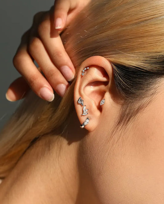 Puces d’Oreilles Feuille Moissanite Marquise en Argent 925 - portée à l’oreille, gros plan