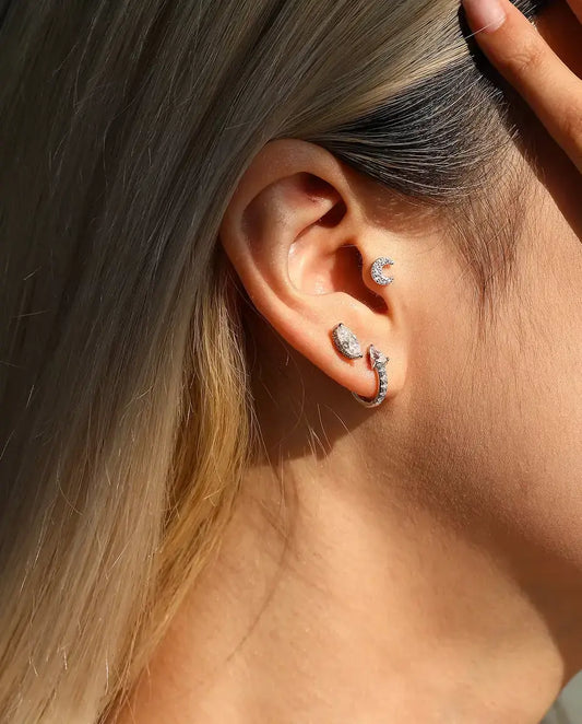 Puces d’Oreilles Moissanite Marquise en Argent 925 - portée à l’oreille, gros plan
