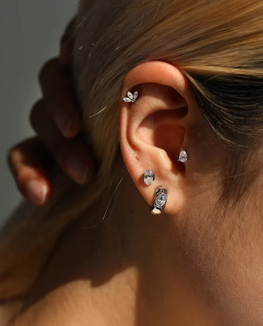 Puces d’Oreilles Lotus Moissanite Marquise en Argent 925 - portée par un mannequin, main derrière la tête