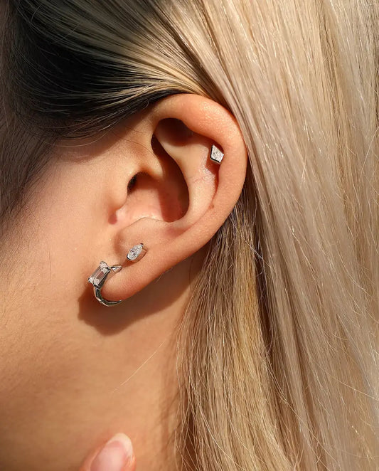 Puces d’Oreilles Moissanite Cerf-Volant en Argent 925 - portée à l’oreille, gros plan