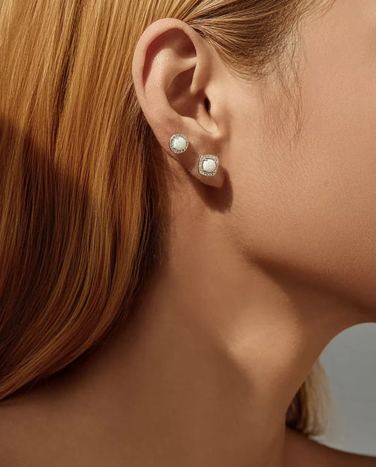 Puces d’Oreilles Opale Halo en Argent 925 - portées par un mannequin