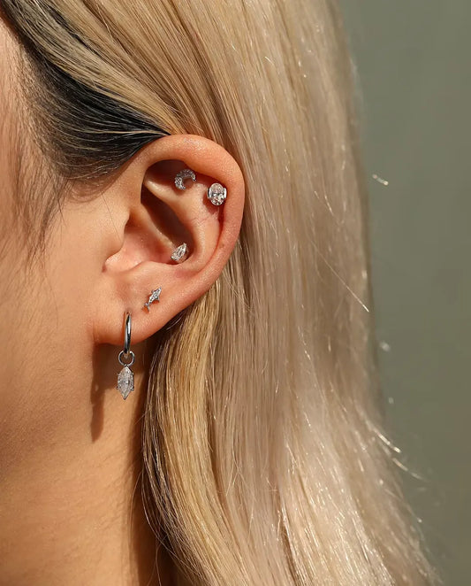 Puces d’Oreilles Requin en Argent 925 et Moissanite - portée par un mannequin, plan plus large de l’oreille et du cou
