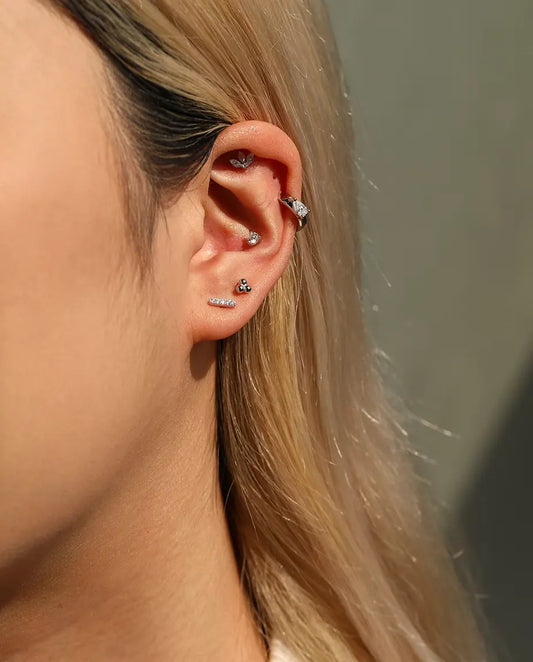 Puces d’Oreilles Trèfle à Trois Billes en Argent 925 - portée à l’oreille, gros plan